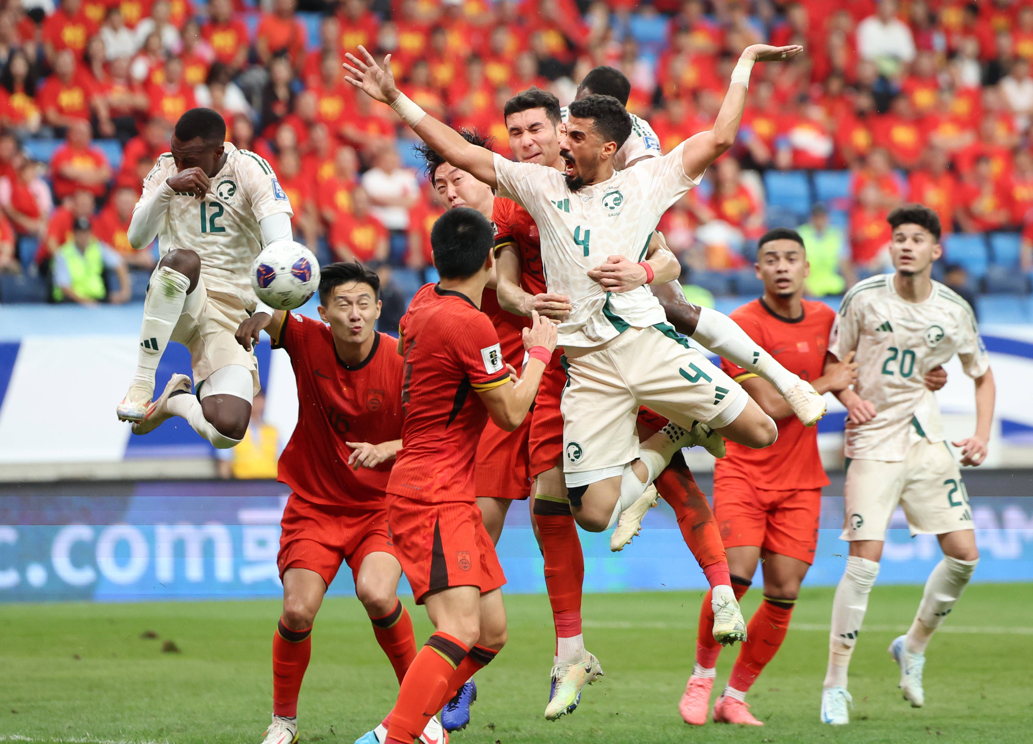 沙特阿拉伯队备战欧洲预选赛，迎接挑战