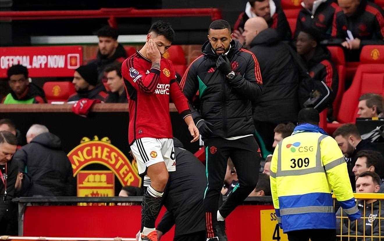 关于曼联球员因伤离场，对球队形势有影响的信息