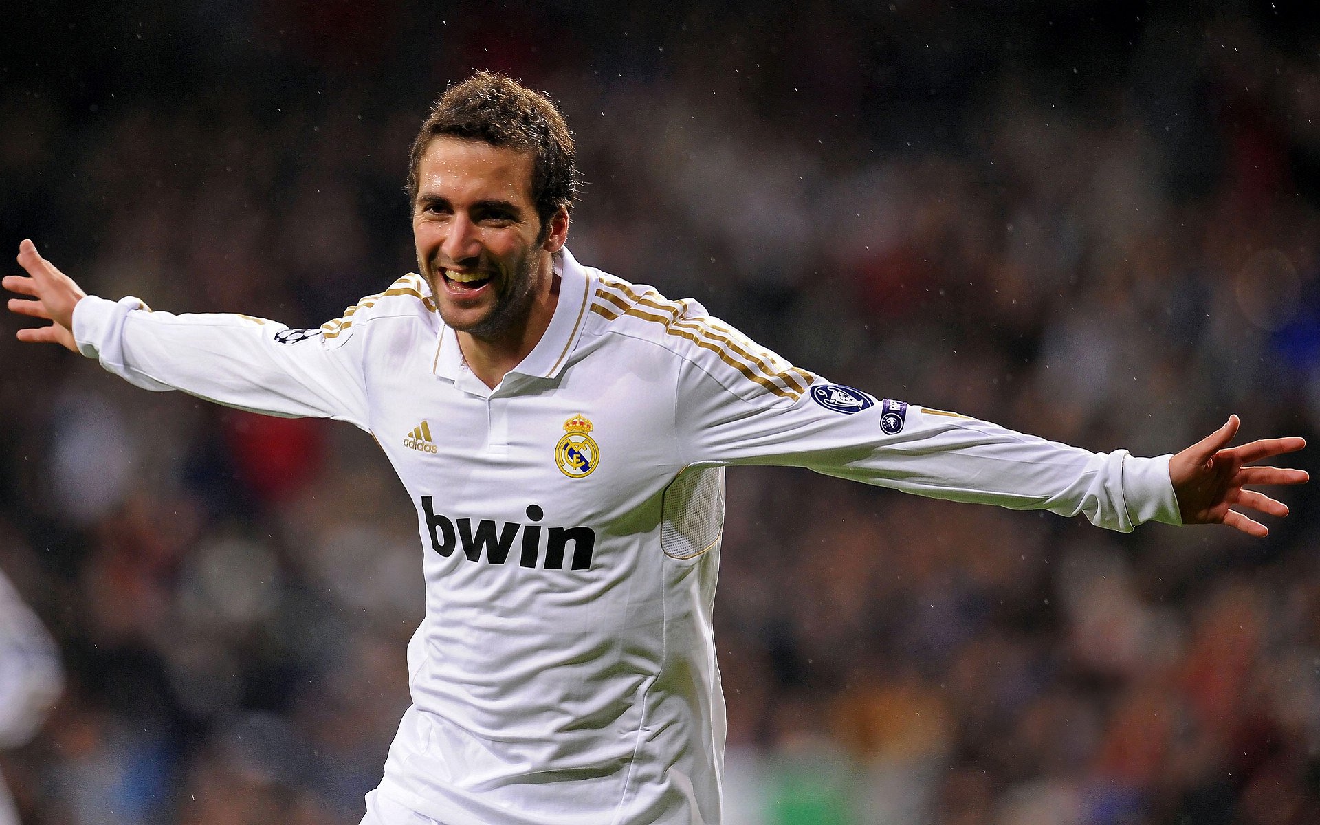 伊拉克资本强行终结格雷泽时代,奥斯梅恩一锤定音成红魔复兴关键先生